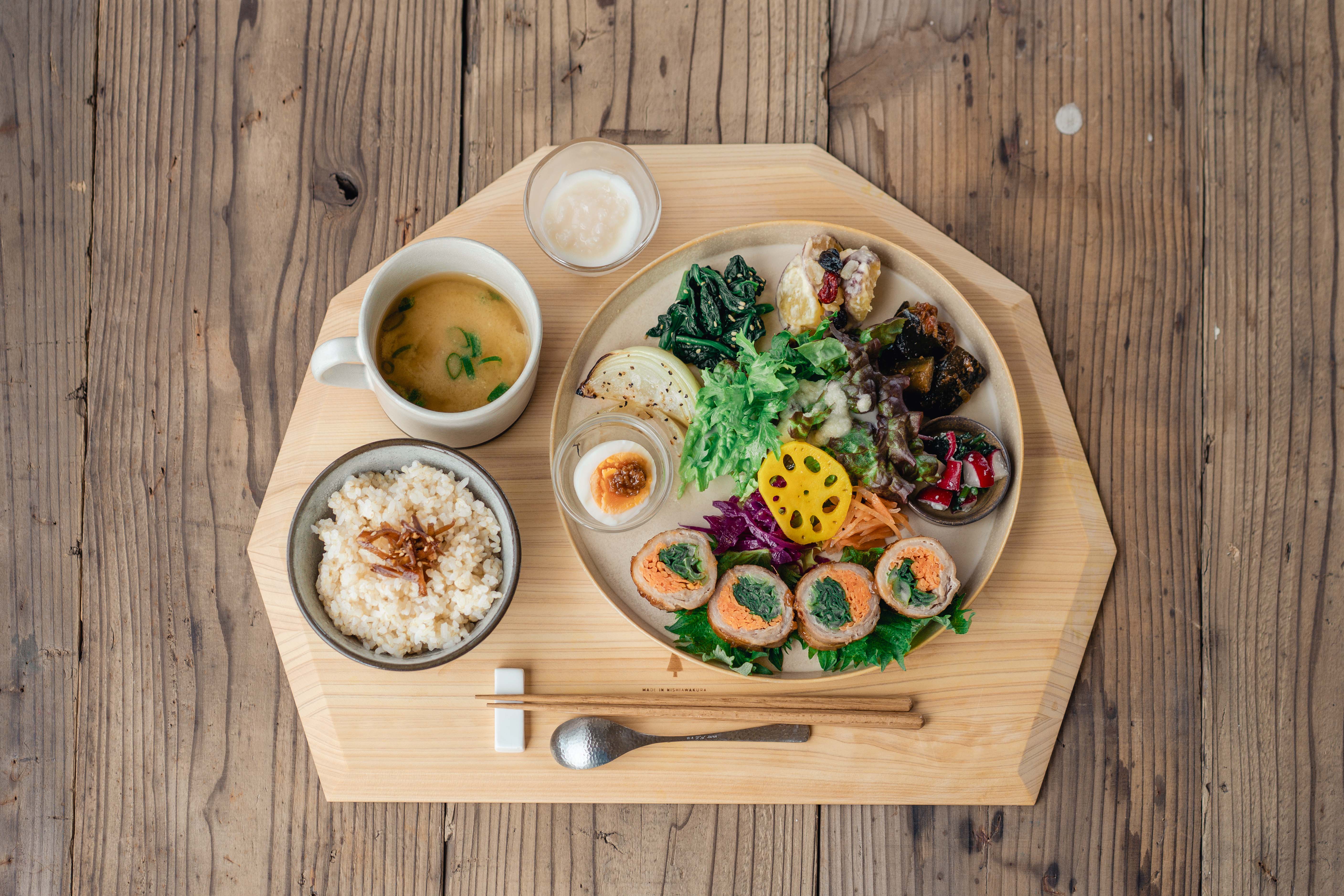 麹を使った生姜の肉巻きがメインのごちそうプレート