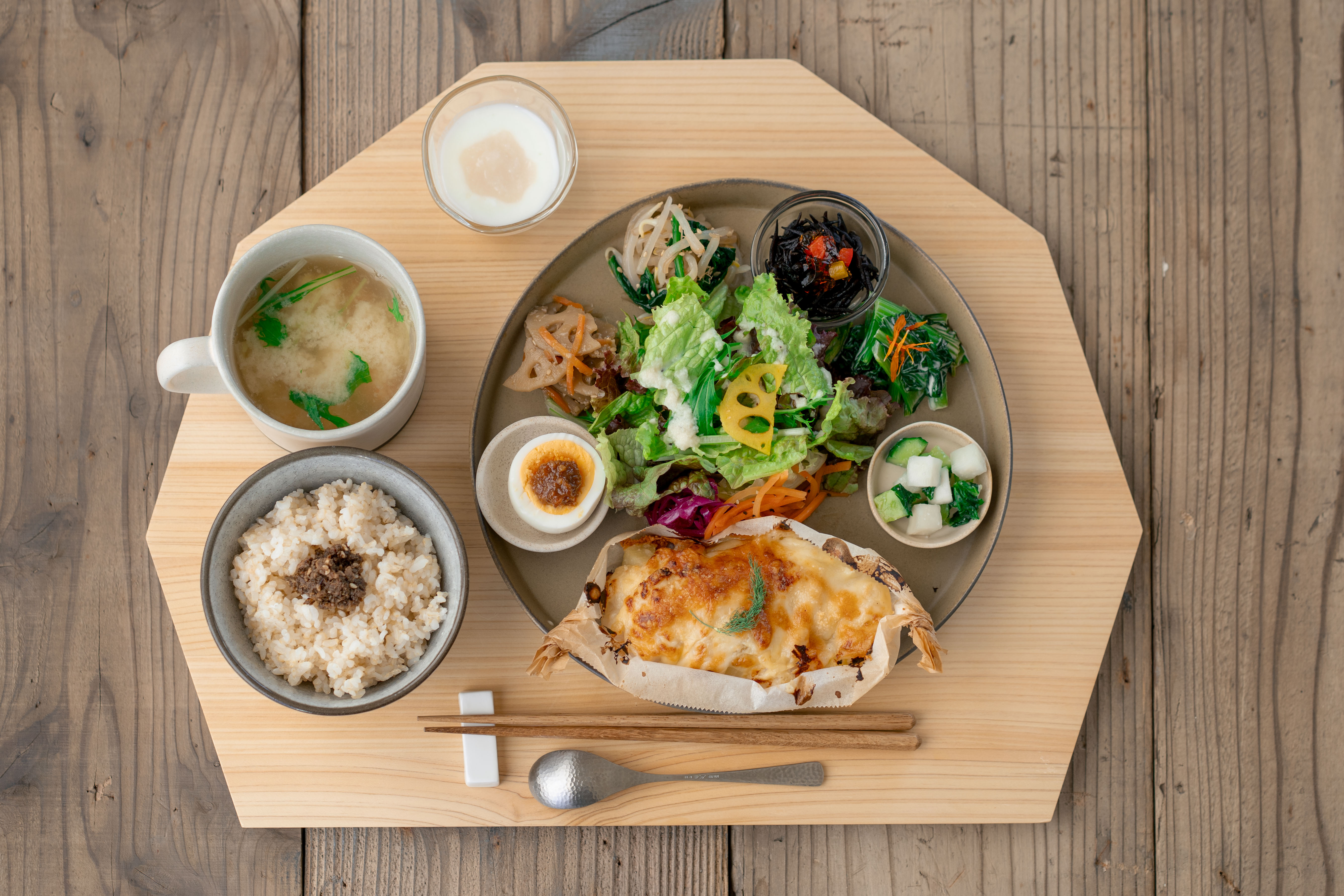 塩麹・白味噌・酒粕・米粉・豆乳を使った海老グラタンがメインのごちそうプレート